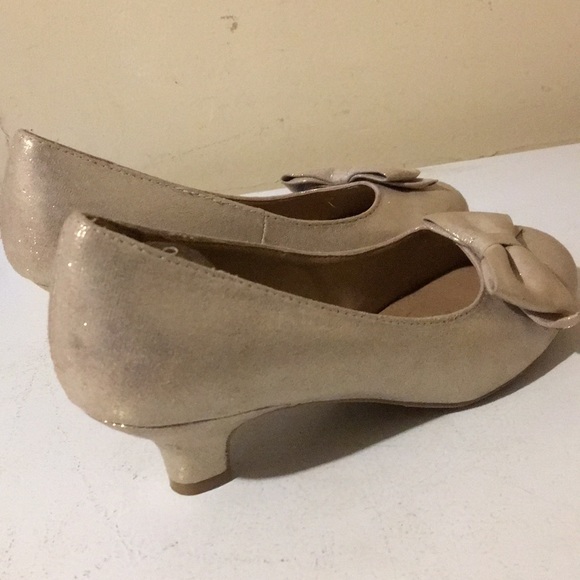 American Eagle cute heels with golden bows! - Picture 3 of 5